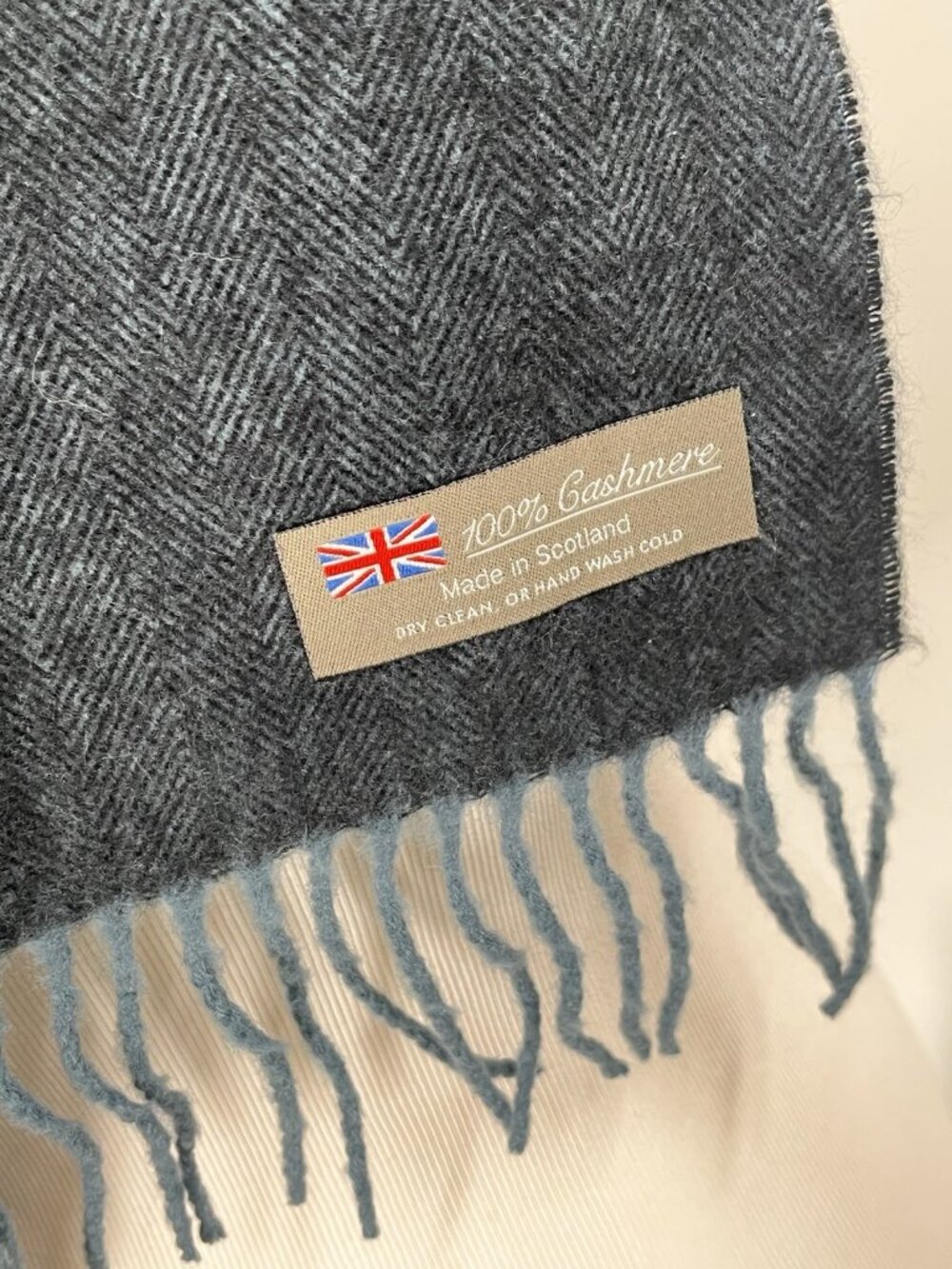 100% Cashmere Scarf Made in Scotland Navy Black Quiet Luxury Preppy - Picture 3 of 3